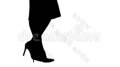 穿红色<strong>高跟鞋走路</strong>的女人腿的轮廓。商务小姐。